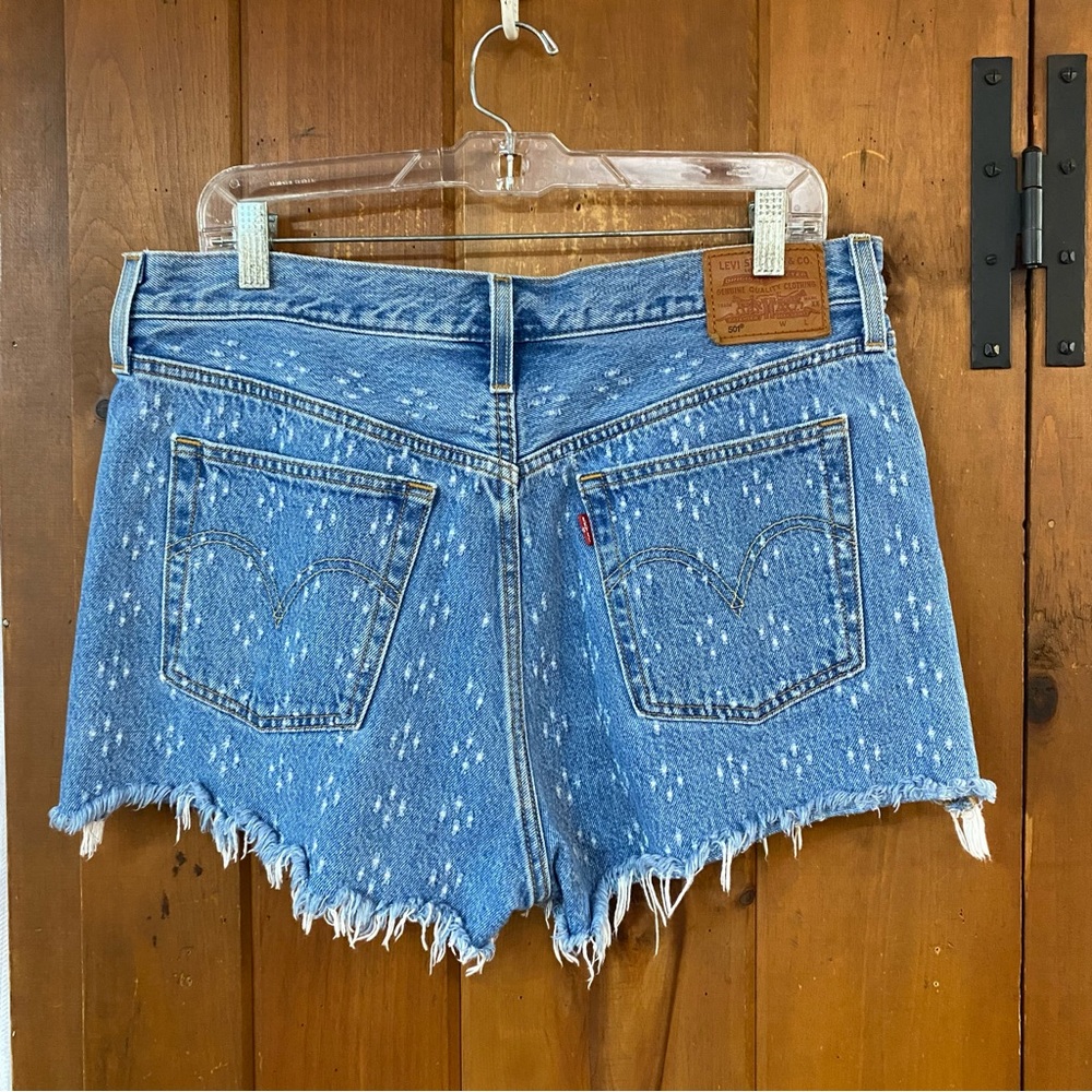 LEVIS 501 Jeans Shorts Sz 32 Distressed - Picture 4 of 6